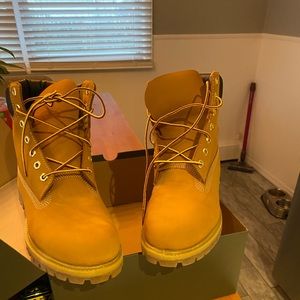 Classic wheat color timberland boots. Authentic